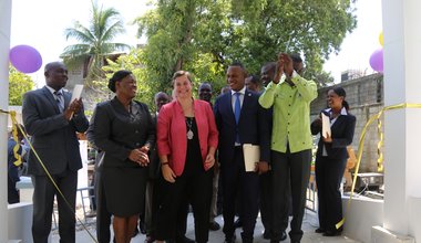 L’Assistante Directrice départementale Marie Carine Paul inaugure le nouveau bureau de l’OPC à Saint-Marc (Haïti) en compagnie de la Directrice du PNUD Yvonne Yelle, du Député de l’Artibonite Samuel d’Haïti et du Protecteur du Citoyen Renan Hédouville. © David Nieto / UN / MINUJUSTH, 2018