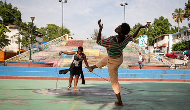 Après 14 jours de laboratoires d'initiation, les jeunes de Kettly Noël ont livré une adaptation de son œuvre de danse contemporaine "Tichèlbè" : une démarche artistique engagée contre les violences faites aux femmes. © Leonora Baumann / UN / MINUJUSTH, 2018