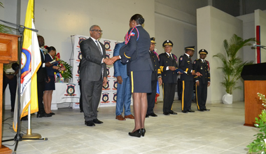 Le Premier Ministre Jack Guy Lafontant a remis leurs diplômes à plus de 72 nouveaux commissaires de l'Académie nationale de police d'Haïti. © UNPOL Adili Toro Agali, Comlan Flavien Dovonou / UN / MINUJUSTH, 2018