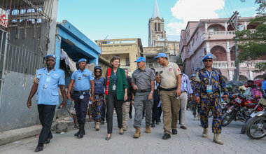 La Représentante spéciale du Secrétaire général, Mme La Lime, en compagnie du contingent de policiers internationaux du Bangladesh, basé à Miragoâne (Nippes), en Haïti. © UNPOL Sergio Daniel Gonzalez / UN / MINUJUSTH, 2018
