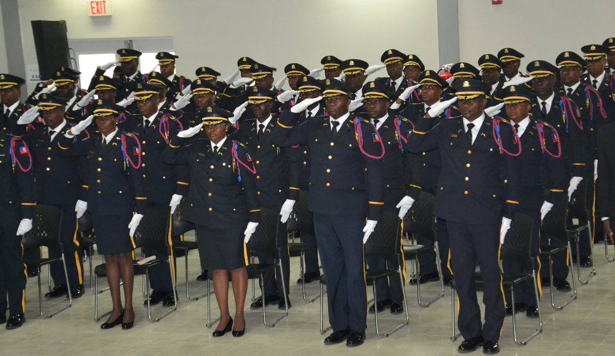 Le Premier Ministre Jack Guy Lafontant a remis leurs diplômes à plus de 72 nouveaux commissaires de l'Académie nationale de police d'Haïti. © UNPOL Adili Toro Agali, Comlan Flavien Dovonou / UN / MINUJUSTH, 2018
