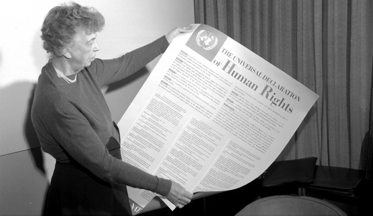 Eleanor Roosevelt des Etats-Unis tenant une affiche représentant la Déclaration universelle des droits de l'homme en anglais. (Novembre 1949). Photo ONU