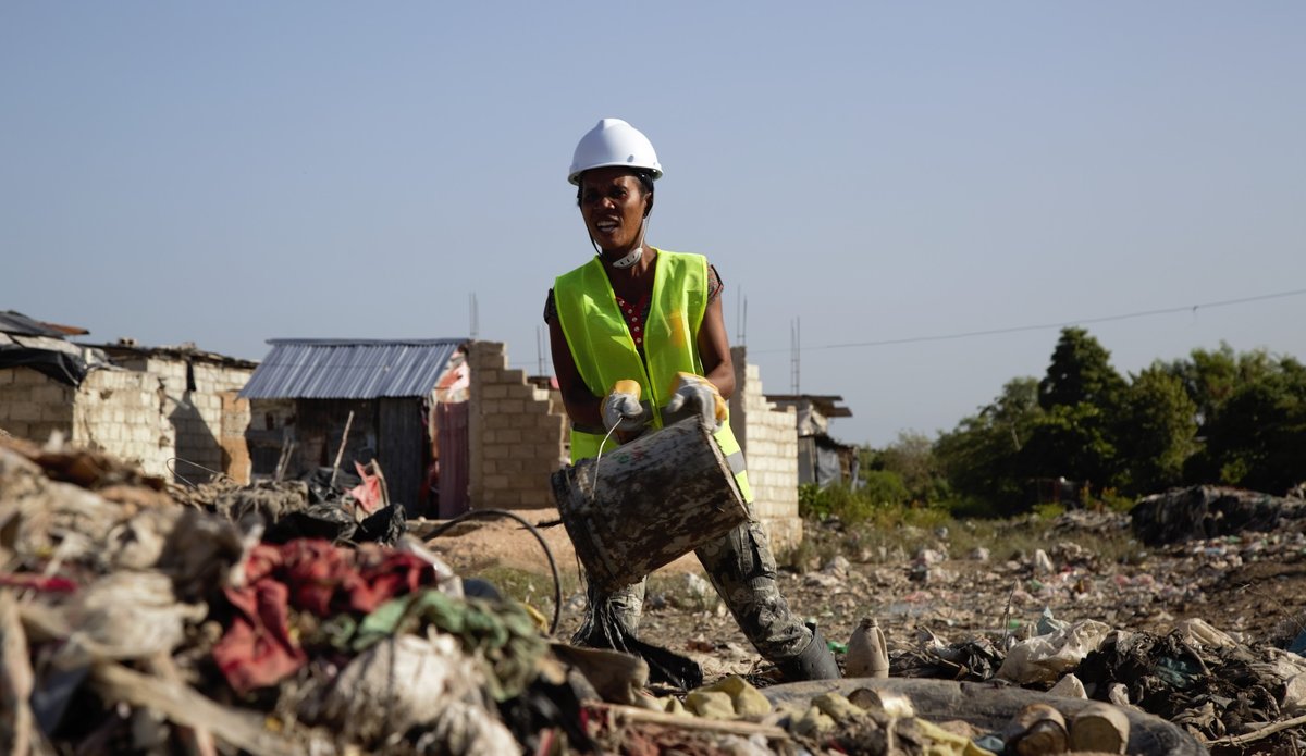 Dans la section communale de Martissant, à Port-au-Prince (Haïti), les résidents de la zone de Cité Lajoie travaillent depuis deux mois à la réhabilitation du canal de drainage des eaux usées. © Vittoria Groh /UN, 2019